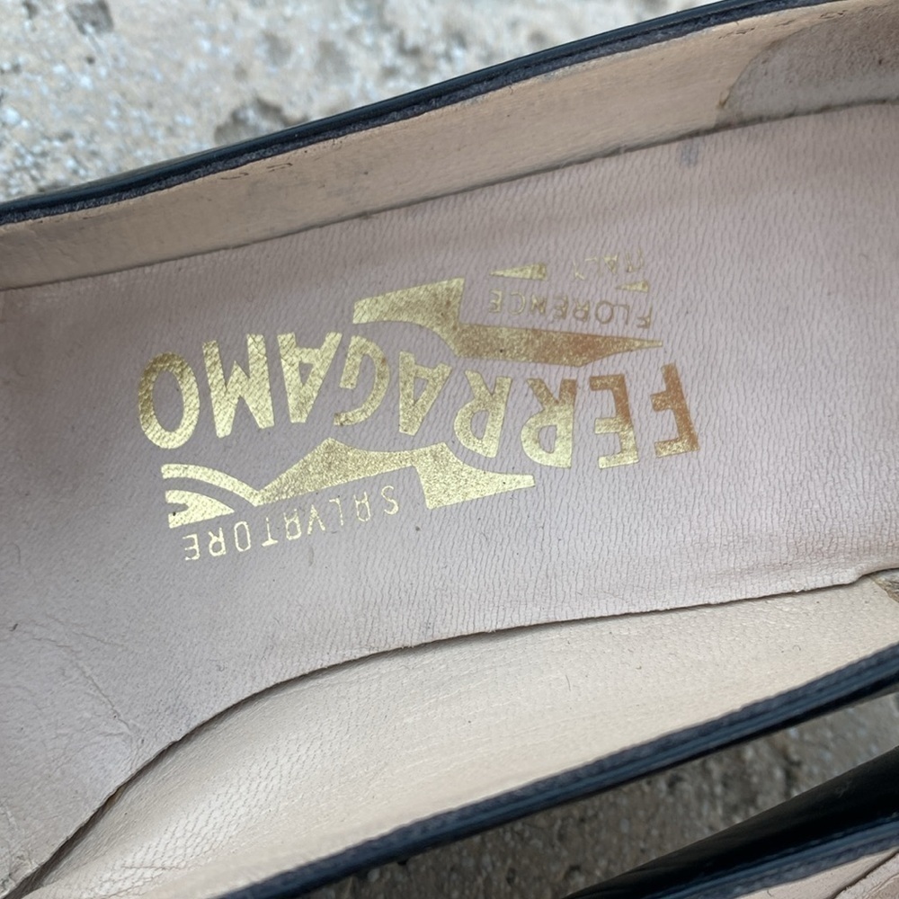 Salvatore Ferragamo bow pumps with snakeskin texture and brass hardware 5.5 B - Picture 4 of 14